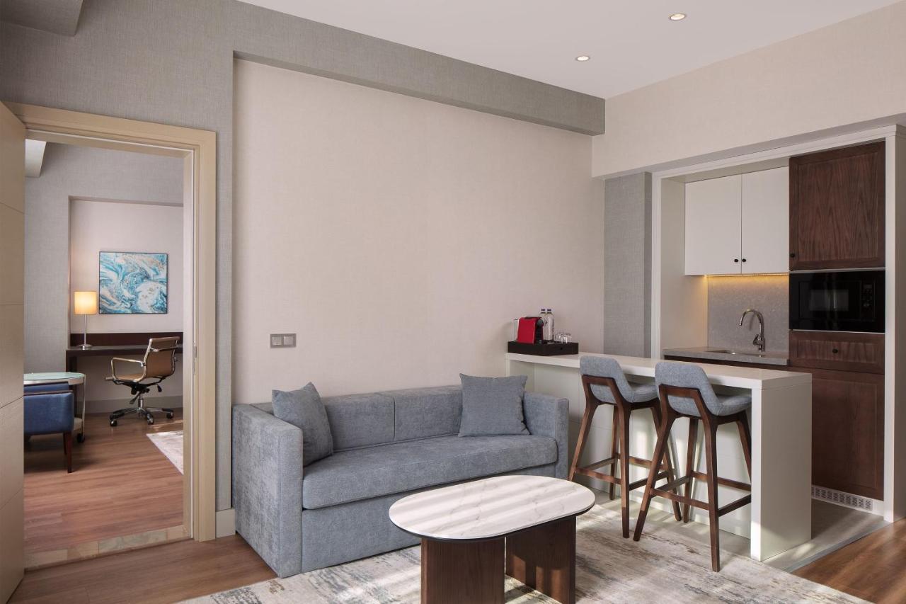 Delta Hotels By Marriott Istanbul West Bagian luar foto