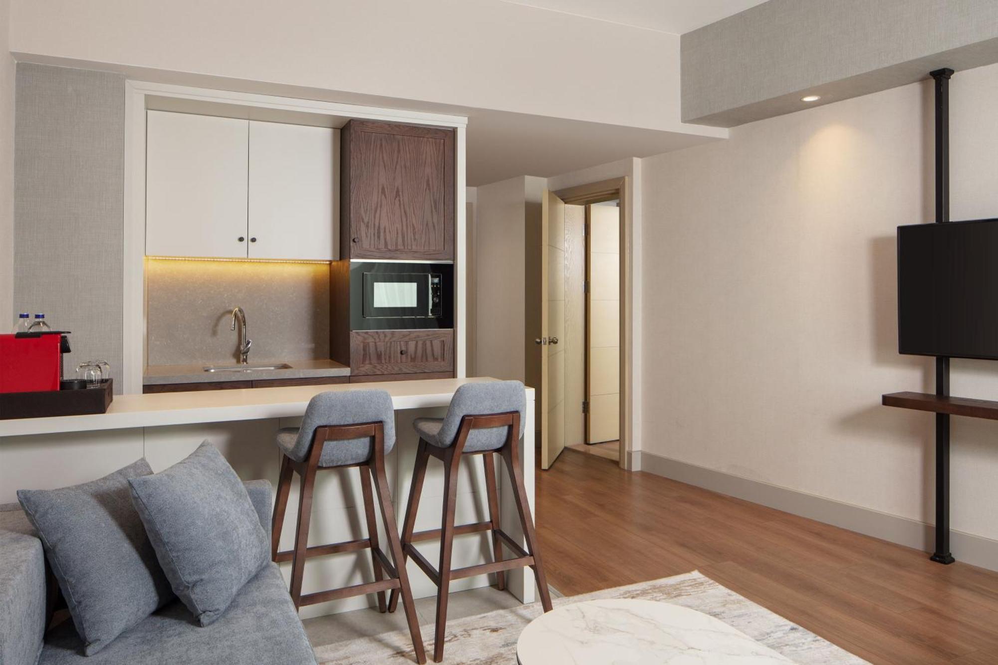 Delta Hotels By Marriott Istanbul West Bagian luar foto