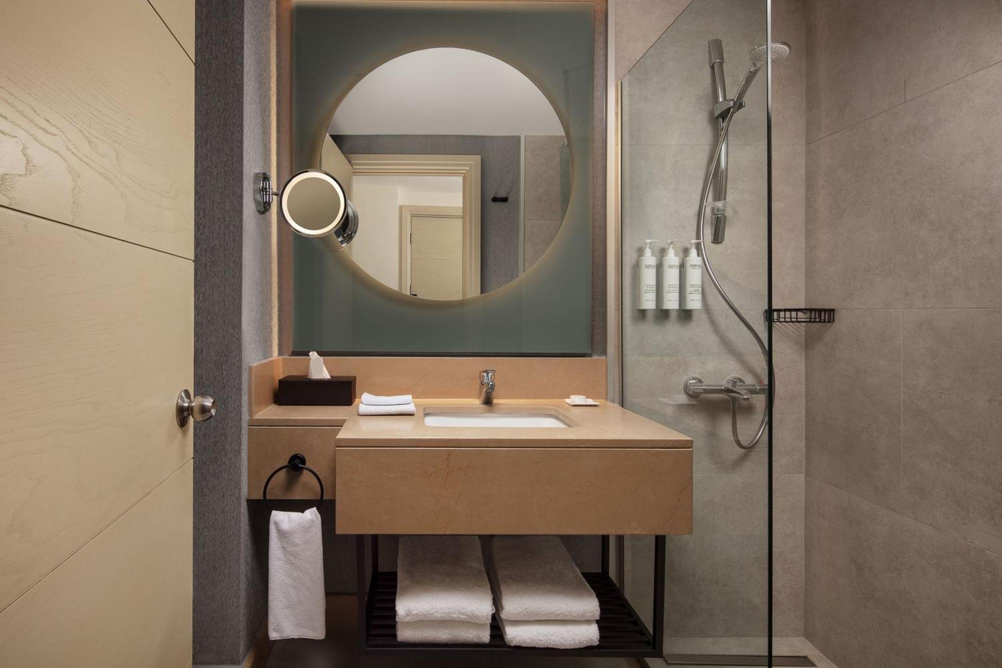 Delta Hotels By Marriott Istanbul West Bagian luar foto