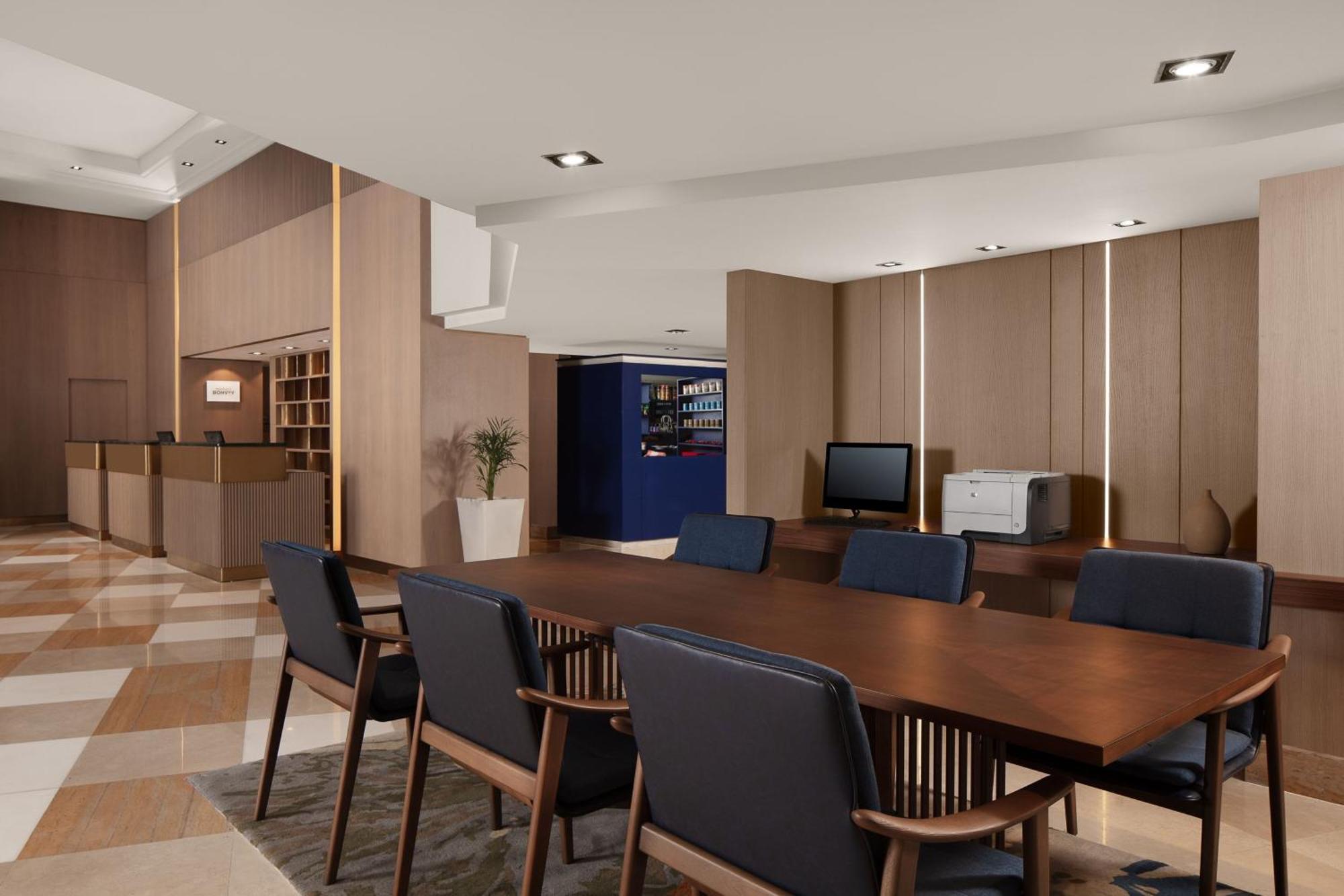 Delta Hotels By Marriott Istanbul West Bagian luar foto