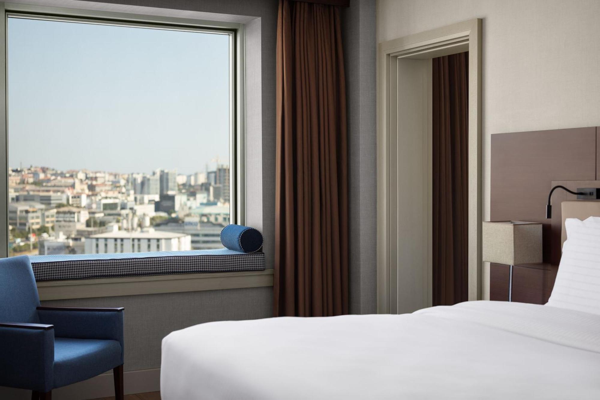 Delta Hotels By Marriott Istanbul West Bagian luar foto