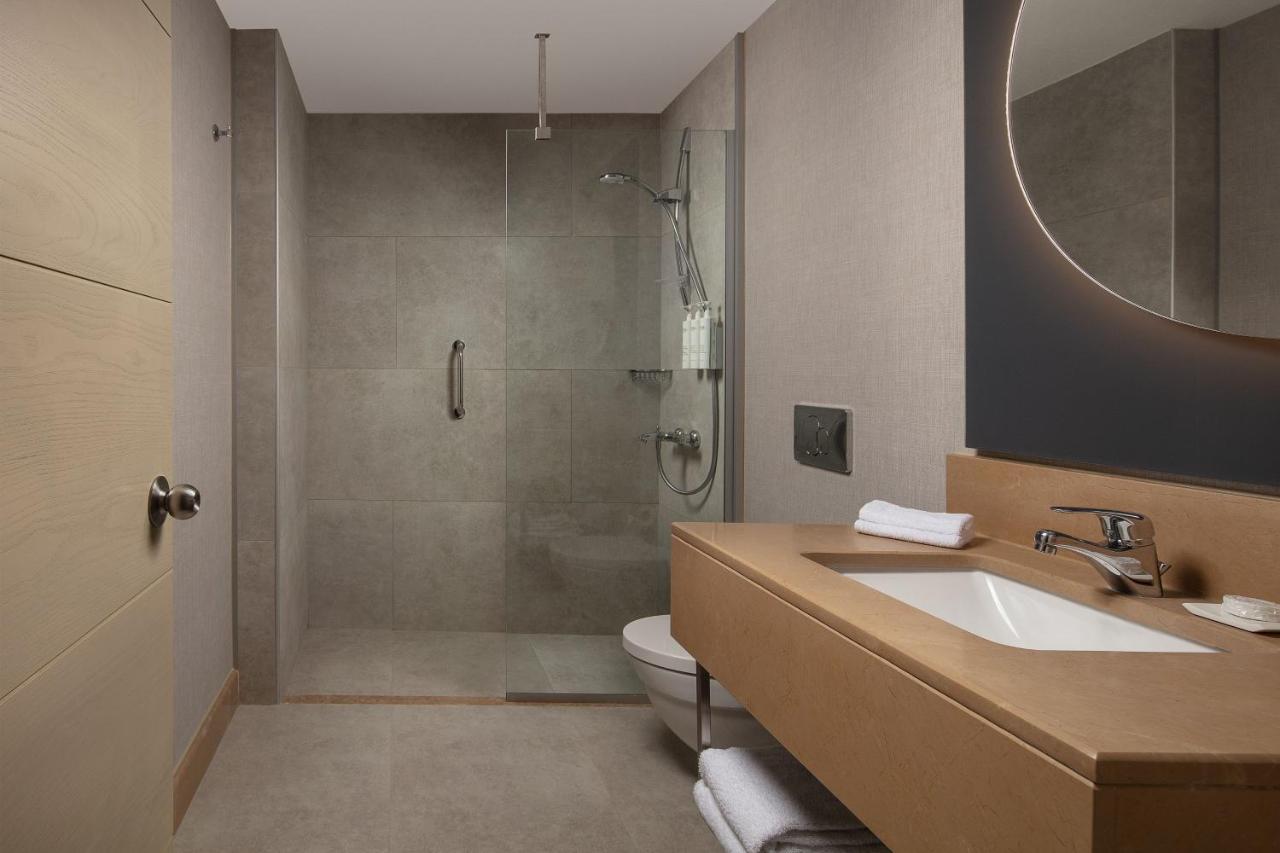 Delta Hotels By Marriott Istanbul West Bagian luar foto